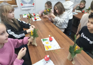 Dzieci robią ozdoby choinkowe