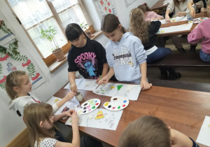 Dzieci robią ozdoby choinkowe