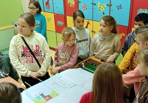 Dzieci w pracy grupowej